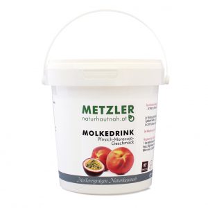 Süßmolkepulver aromatisiert mit Pfirsich-Maracuja-Geschmack mit Süßungsmittel Der erfrischende Molkedrink vom Bauern aus dem Bregenzerwald ist fettarm, stillt den Durst, belebt und macht fit. Zur Förderung des Wohlbefindens, zum Frühstück, zur Jause oder als Durstlöscher: 2 gehäufte Teelöffel (ca. 20 g) ins Glas geben und mit kaltem oder warmem Wasser (ca. 250 ml) anrühren. Geeignet sind auch Tee und beliebige Säfte ohne Kohlensäure. Der Molkedrink eignet sich bestens für einen Molke-Fasttag (2-3 Liter)